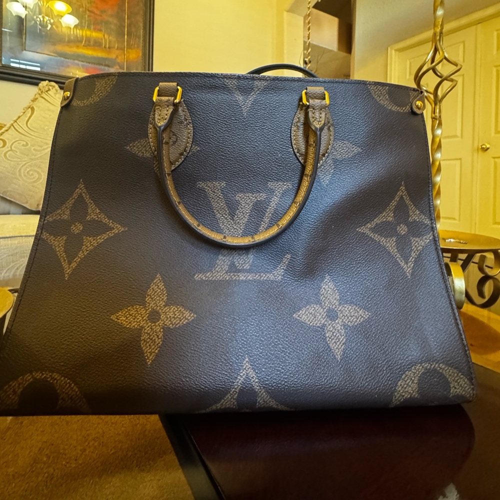 LOUIS VUITTON Onthego monogram purse

only worn onces, In excellent condition!